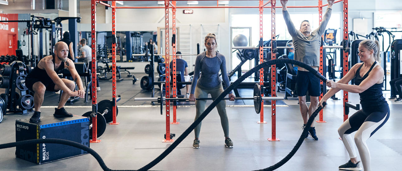 Män och kvinnor tränar på gym