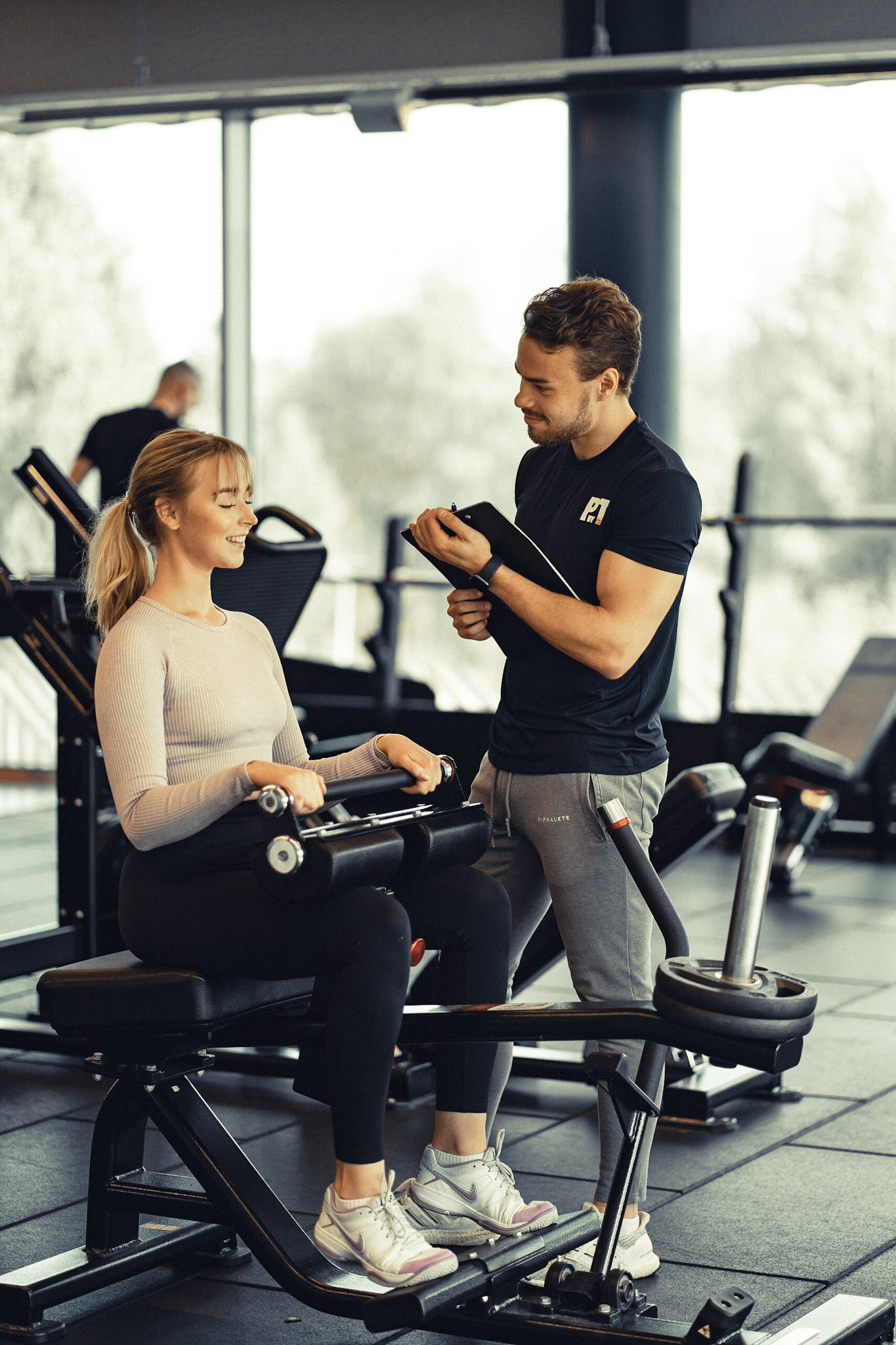 PT hjälper medlem på Fitness24Seven