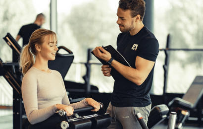 PT hjälper medlem på Fitness24Seven